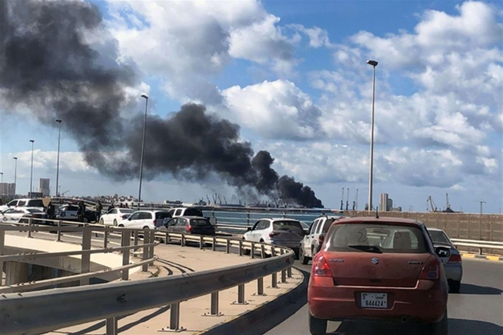 Il fumo si alza dalla zona del porto di Tripoli colpito dai missili