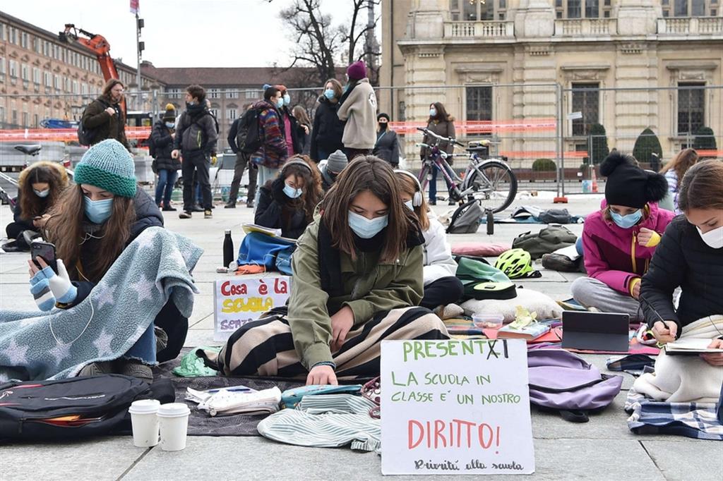 Studenti delle scuole di Torino protestano a piazza Castello contro la Dad