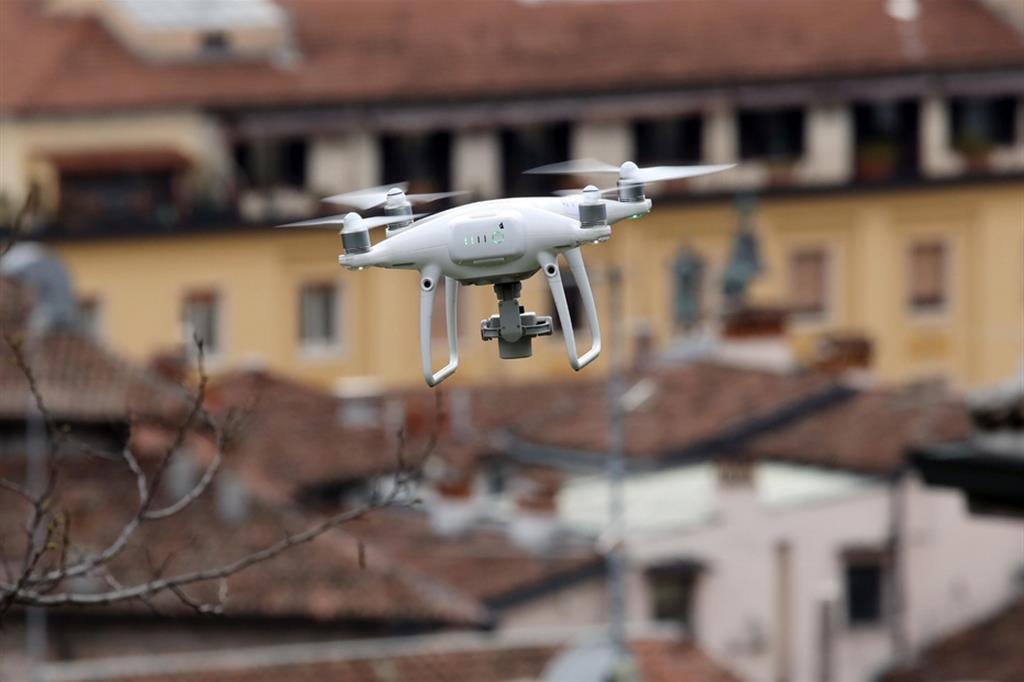 Un drone sorvola la città