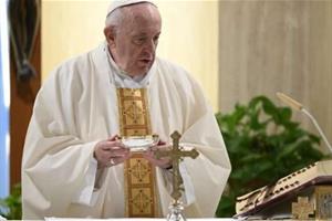 Papa attenti a fede"virtuale". La Chiesa è con popolo e con sacramenti