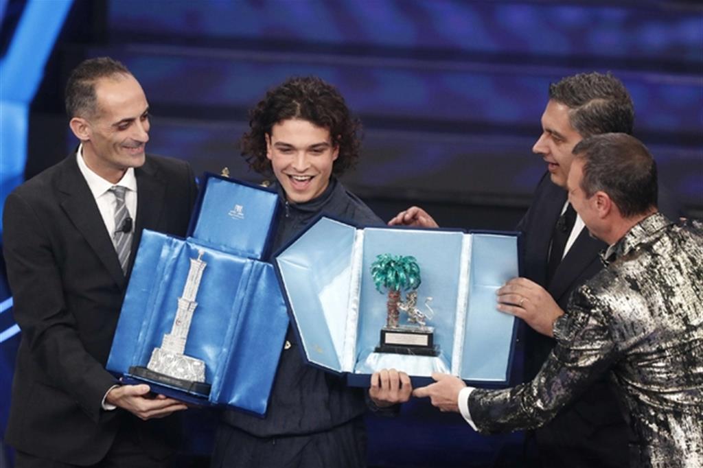Leo Gassmann felice durante la premiazione