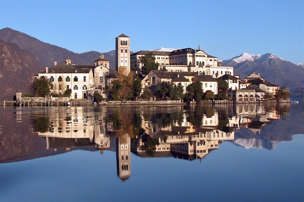 L’isola di San Giulio, nel lago d’Orta, con il monastero benedettino “Mater Ecclesiae”