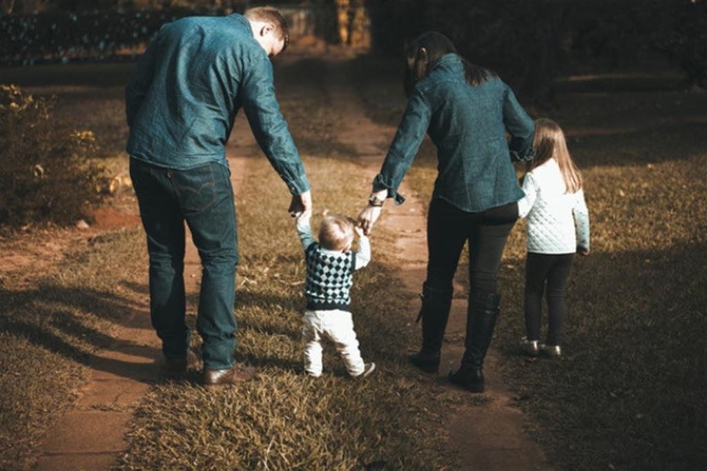 Una famiglia a passeggio nel parco