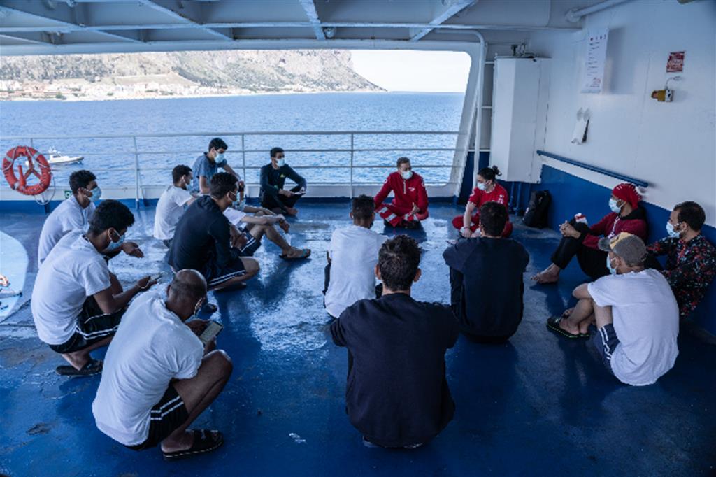 Migranti sulla nave traghetto Rubattino. Sono stati fatti sbarcare a Palermo i 4 maggio dopo la quarantena