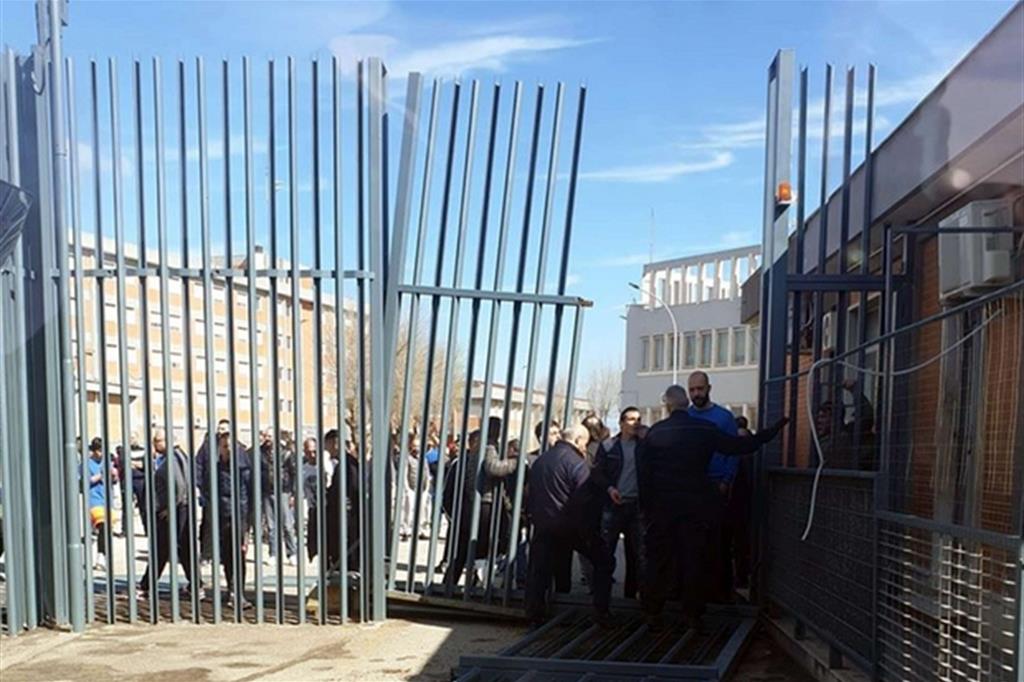 Il carcere di Foggia subito dopo l'evasione, conseguenza della rivolta legata al coronavirus