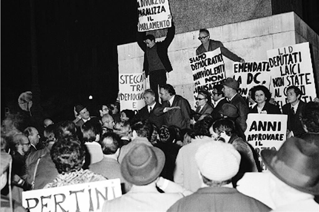 Legge sul divorzio, una manifestazione davanti a Montecitorio nel dicembre 1970