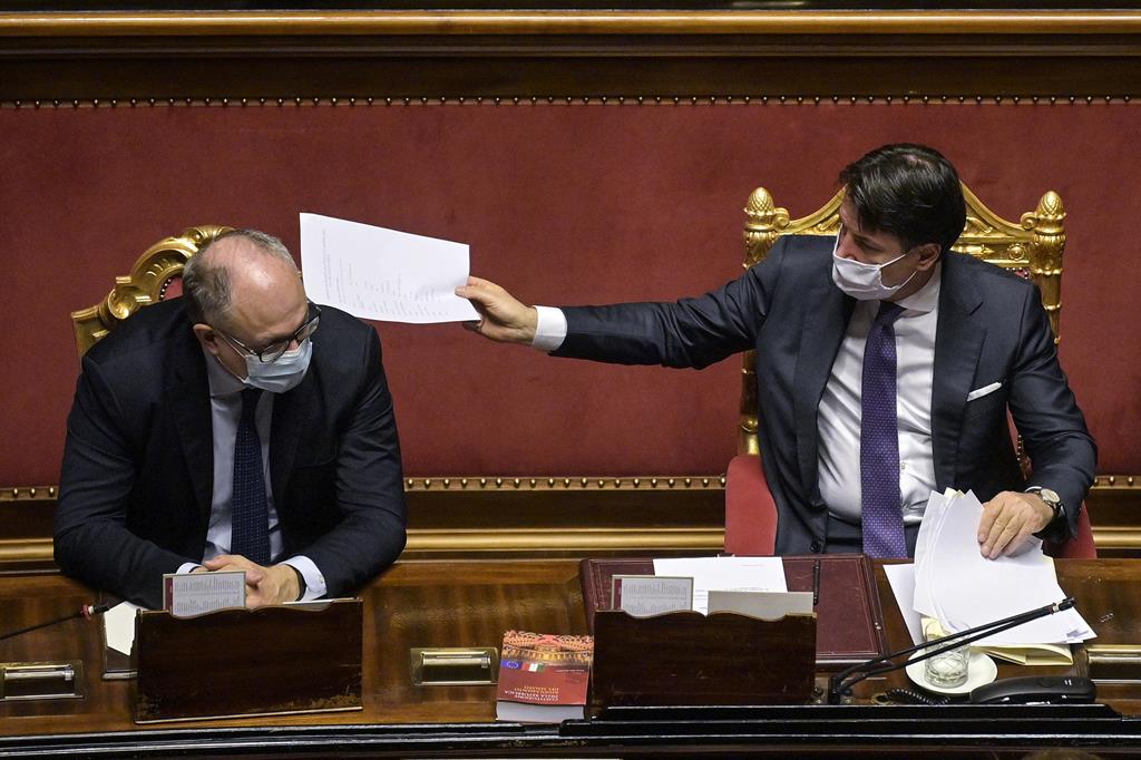Il ministro dell'Economia, Roberto Gualtieri, e il presidente del Consiglio, Giuseppe Conte, in Senato.