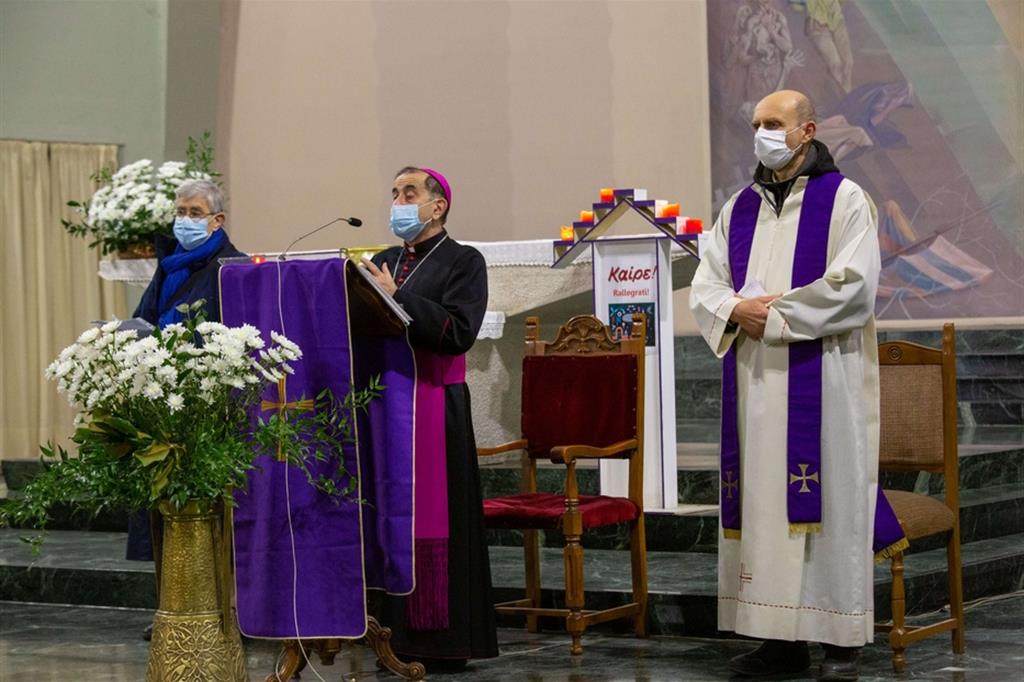 L’arcivescovo durante la veglia alla parrocchia di Sant’Agnese