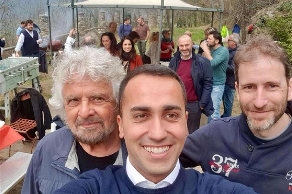 Il capo politico del M5S Luigi Di Maio con Beppe Grillo e Davide Casaleggio, a destra, durante il pranzo in una località vicino a Ivrea, nella casa di Gianroberto Casaleggio, in una immagine pubblicata sul profilo Facebook di Luigi Di Maio l'8 aprile 2018