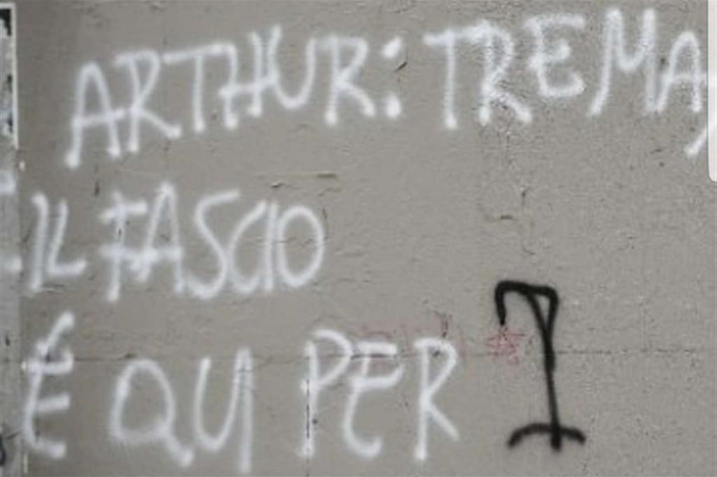 La scritta sul muro del liceo Parini di Milano con gli oltraggi nei confronti del giovane Arthur