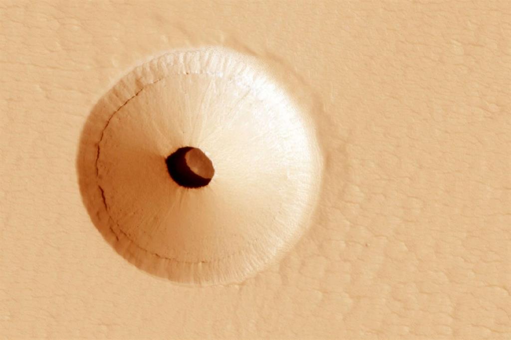 L'immagine, diffusa dalla Nasa, della caverna individuata sul pianeta Marte