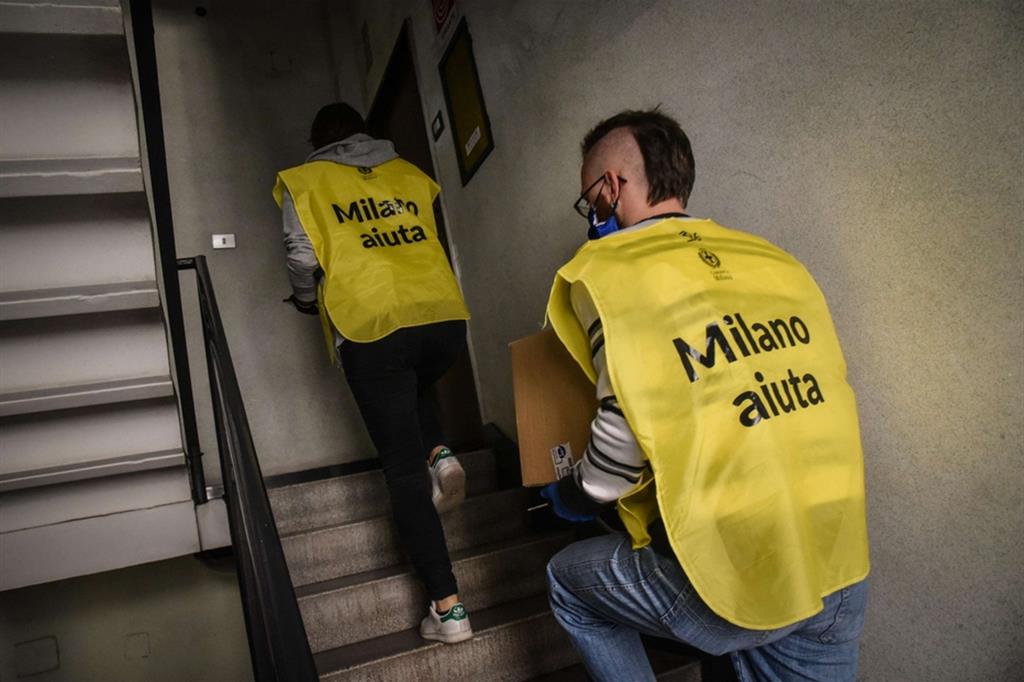 Volontari al lavoro a Milano per aiutare chi è in difficoltà