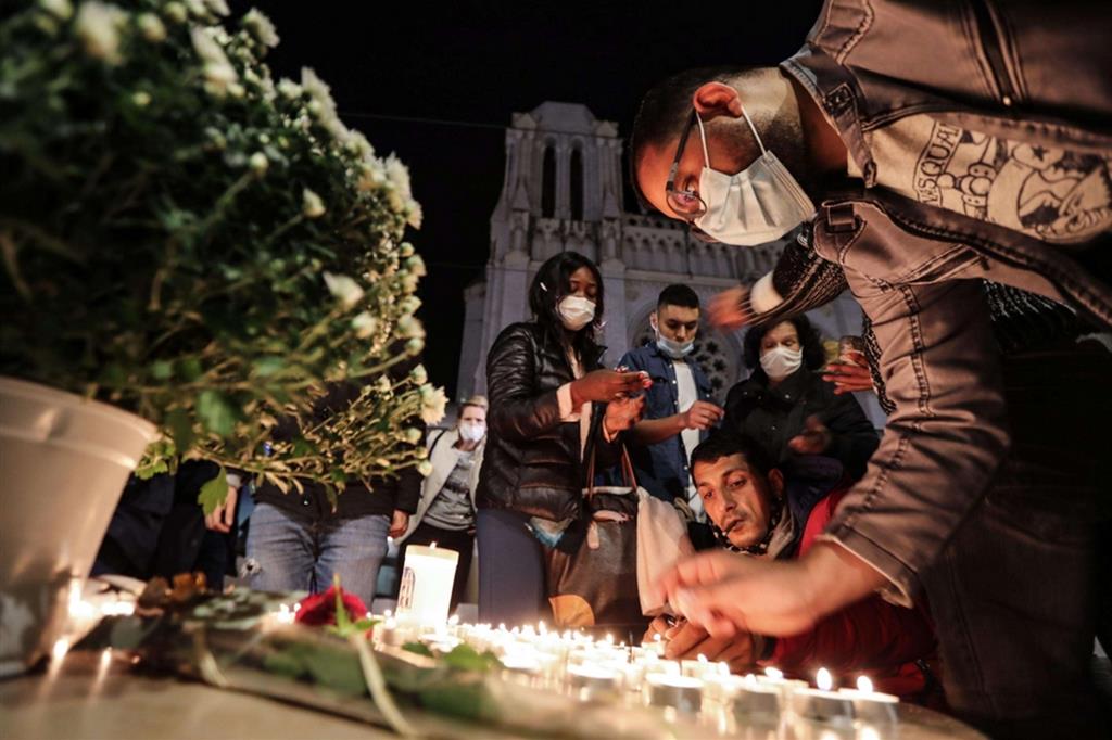 Piccole luci di speranza davanti alla basilica di Notre Dame de l’Assomption a Nizza dopo l'attacco terroristico