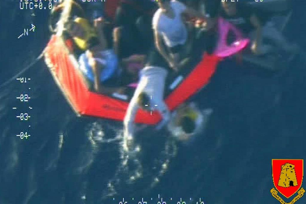 Un aereo maltese aveva fotografato i primi soccorsi, giusti dopo che 268 persone erano annegate, tra cui 60 bambini