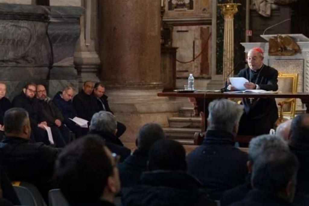 Il cardinale De Donatis legge il discorso del Papa all'incontro con il clero in in Laterano
