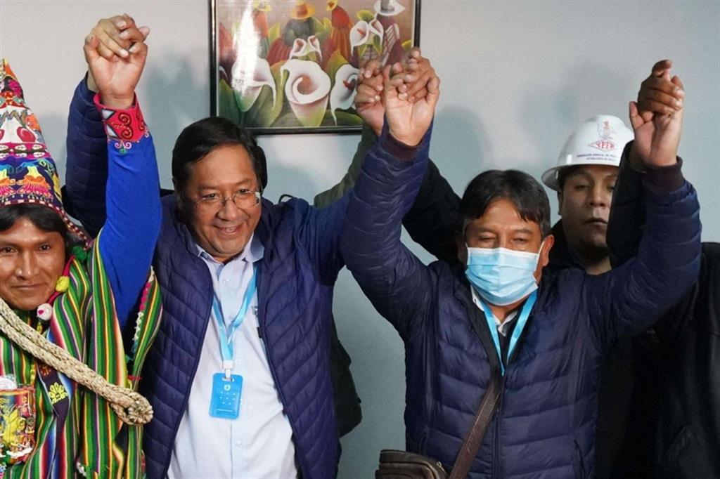 Luis Arce (a sinistra) festeggia gli exit poll che lo danno nuovo presidente della Bolivia. Accanto a lui (a destra) il candidato vicepresidente David Choquehuanca