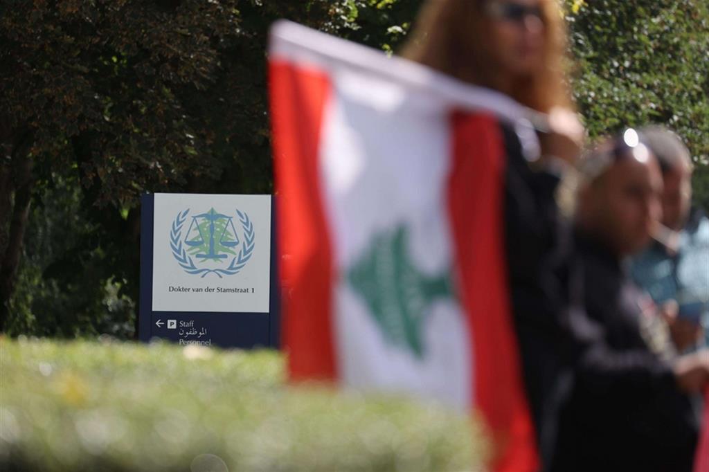 Una bandiera libanese fuori del tribunale dell'Aja, in attesa della sentenza
