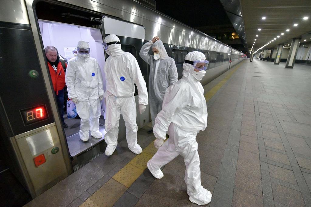 Personale sanitario scende dal treno a Kiev dopo aver controllato cittadini ucraini evacuati dalla Polonia