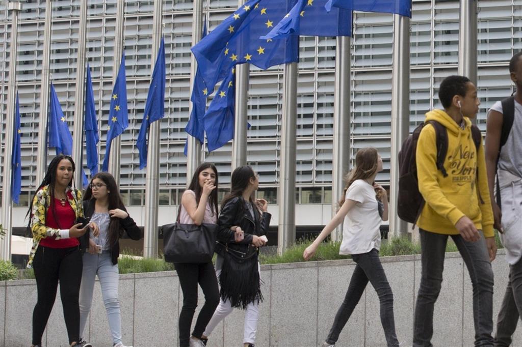 Giovani davanti alla sede della Commissione Europa a Bruxelles