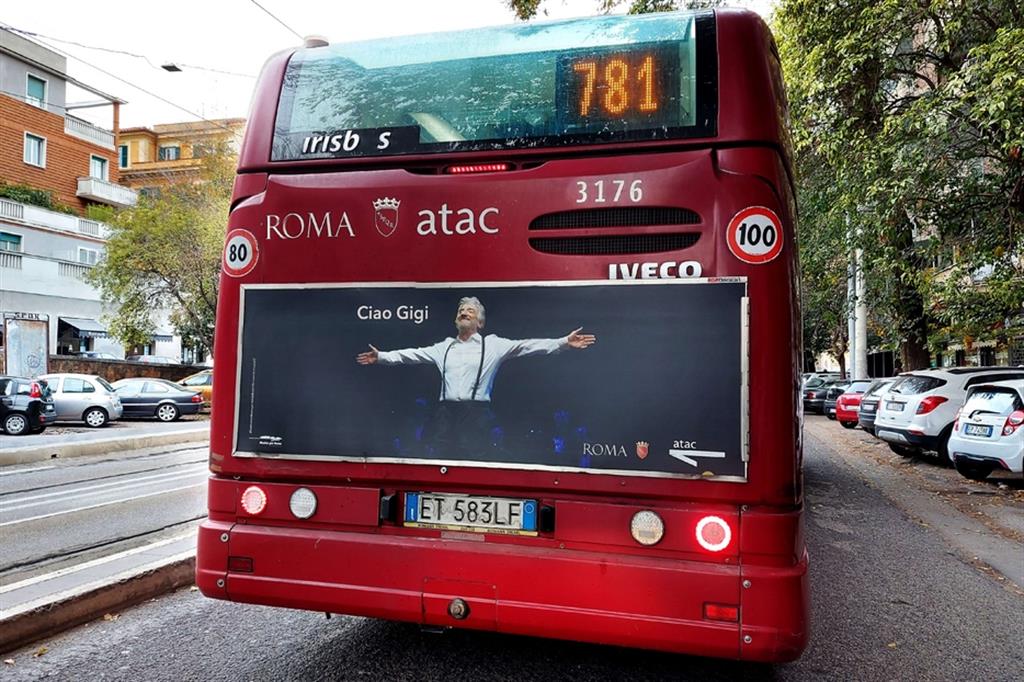 Viale Trastevere, centro storico: «Ciao Gigi», il saluto sul manifesto allestito da Roma Capitale per gli autobus - FOTO LUCA LIVERANI