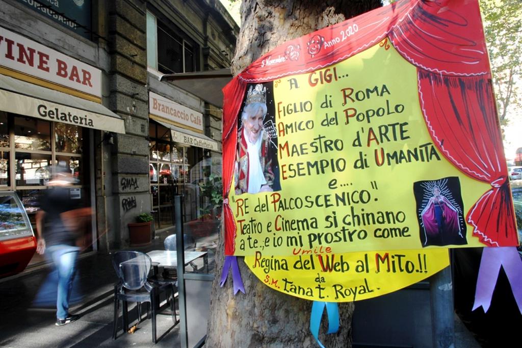 Via Merulana, Centro: un poster omaggia il maestro Proietti davanti  al Teatro Brancaccio - FOTO LUCA LIVERANI