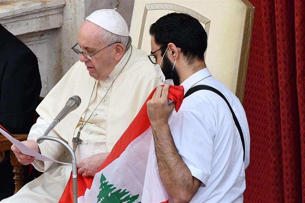 Il Papa con la bandiera del Libano all'udienza del 2 settembre