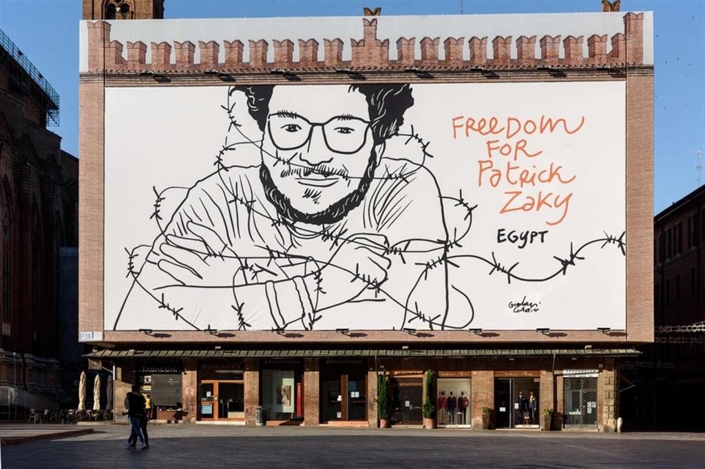 Un grande cartellone che chiede libertà per Patrick Zaki sulla facciata di Palazzo dei Notai in Piazza Maggiore a Bologna