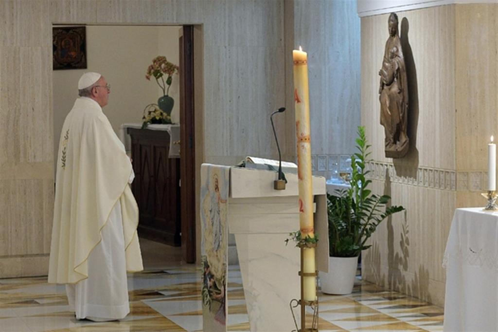 Il Papa rinvia le udienze ufficiali ma prosegue gli incontri a Santa Marta
