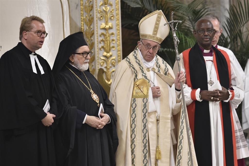 Gennadios, secondo da sinistra, ai Vespri ecumenici con il Papa nel 2018