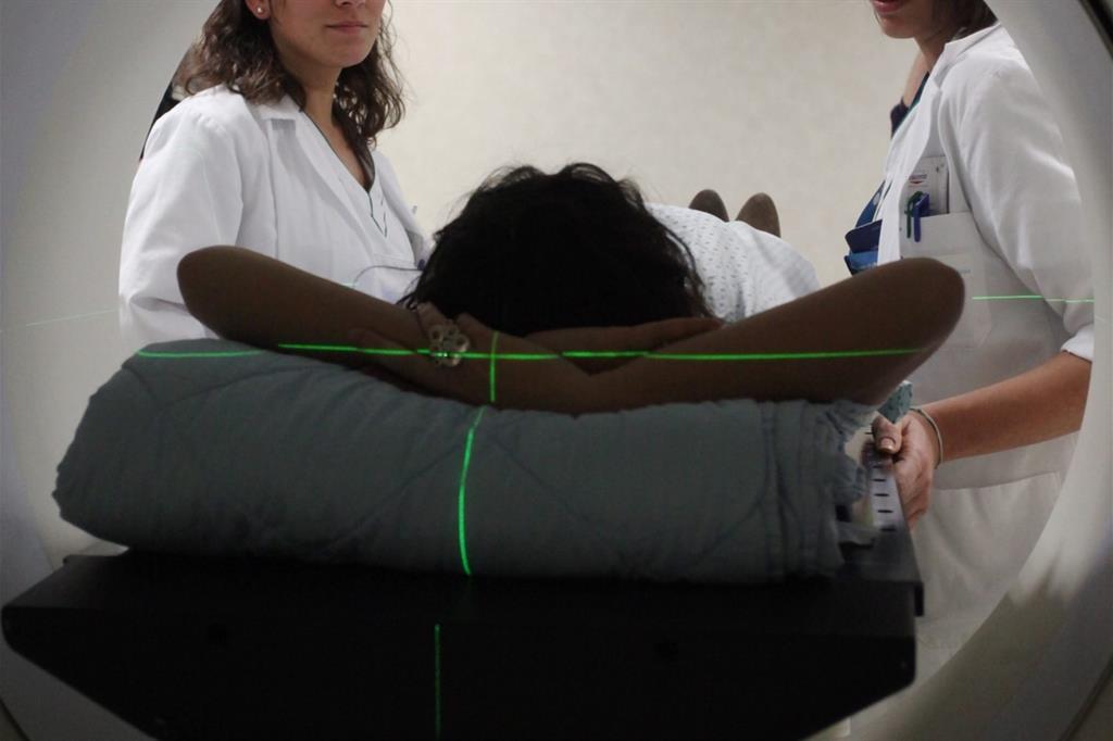 Un paziente mentre si sottopone ad una forma di radioterapia avanzata