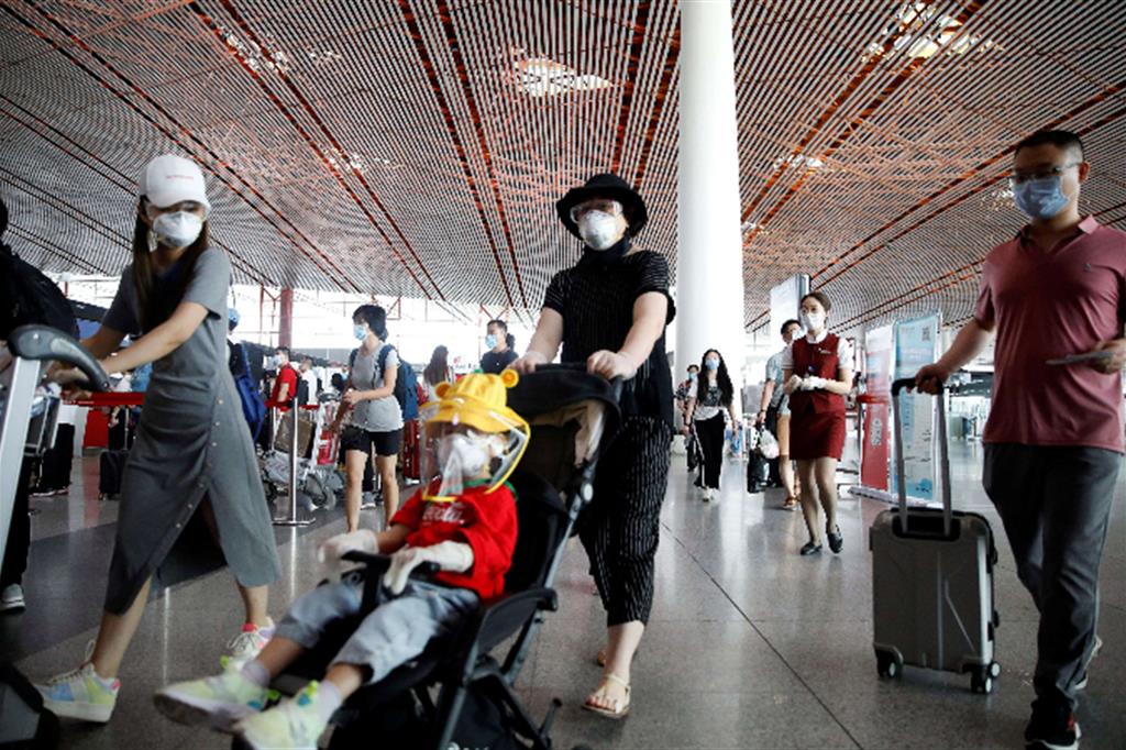 Passeggeri bloccati all'aeroporto di Pechino per i voli cancellati a causa del nuovo focolaio di coronavirus