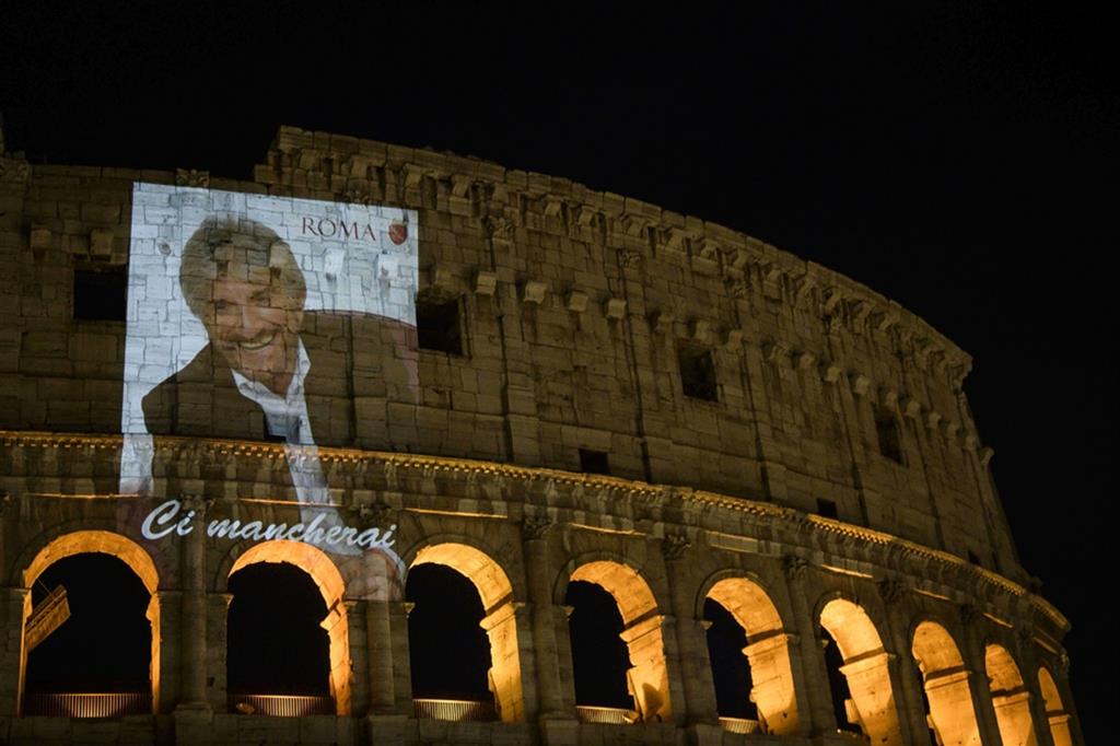 La foto proiettata a Roma sul Colosseo per ricordare Gigi Proietti