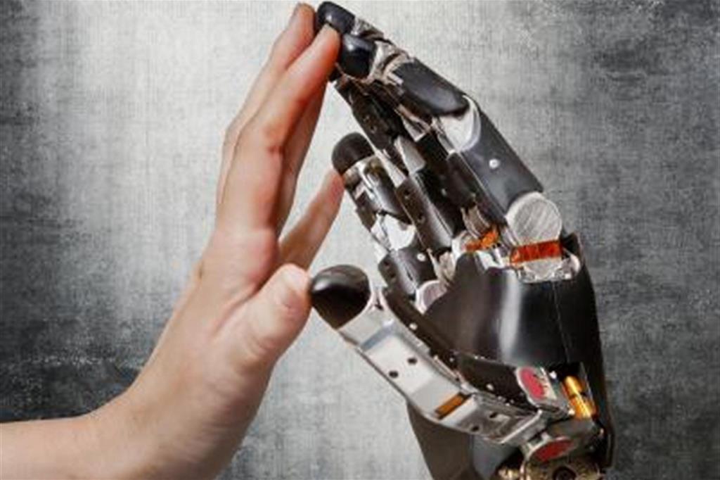 Una mano robotica simula il senso del tatto