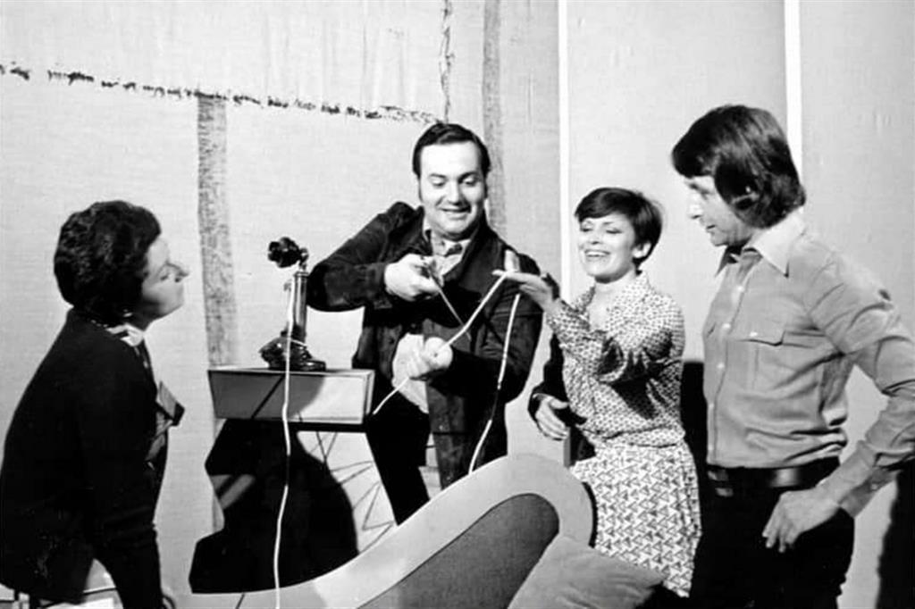 Franca Valeri nel 1973 con Nariella Devia, Giorgio Gatti e Maurizio Rinaldi durante le prove di “Il telefono” di Gian Carlo Menotti per il festival di Spoleto