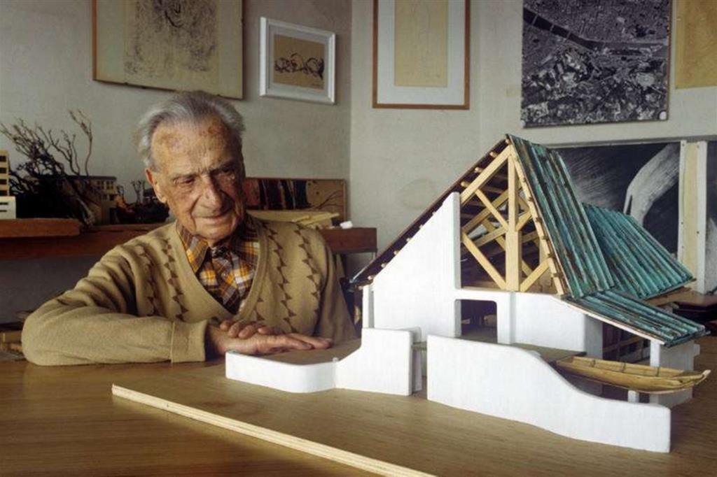 Giovanni Michelucci con il modellino della chiesa dell’Autostrada del Sole