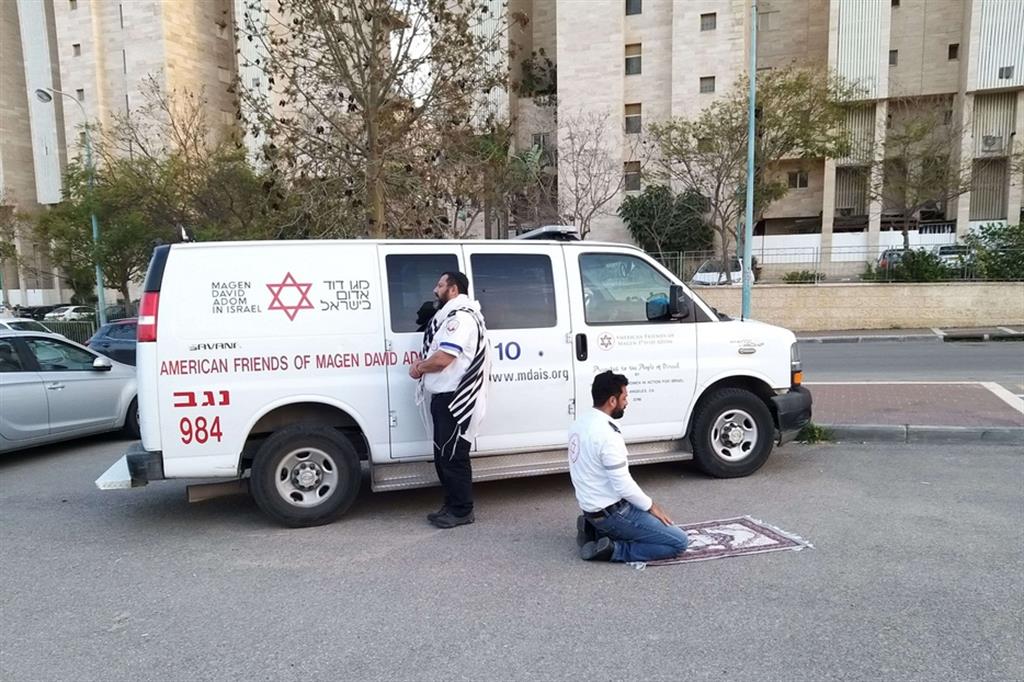 Uno ebreo, l'altro musulmano: i due paramedici pregano assieme
