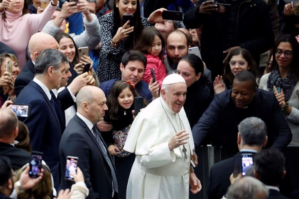 Il Papa: «La Chiesa perseguitata e fraintesa, mai si stanca di accogliere»