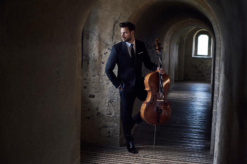 Il violoncellista Stjepan Hauser, componente dei 2Cellos, in veste di solista