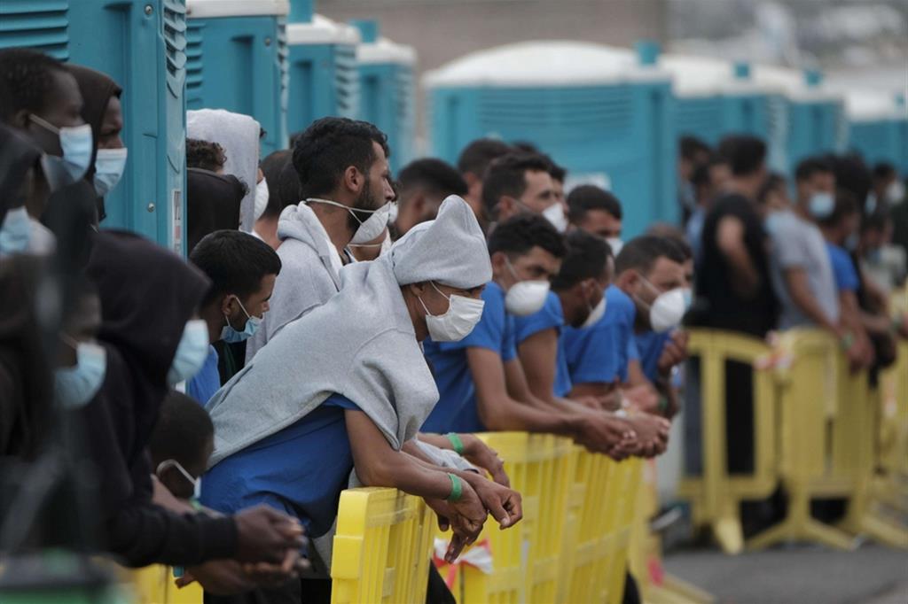 Migranti in attesa di identificazione