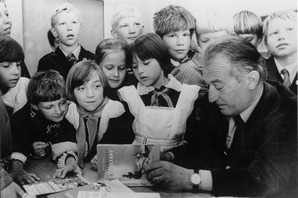 Gianni Rodari con un grppo di bambini in un'immagine del 1979