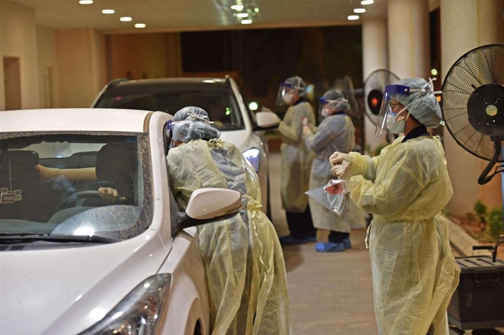 Tamponi sui pazienti in auto all'ospedale Diriyah di Riad