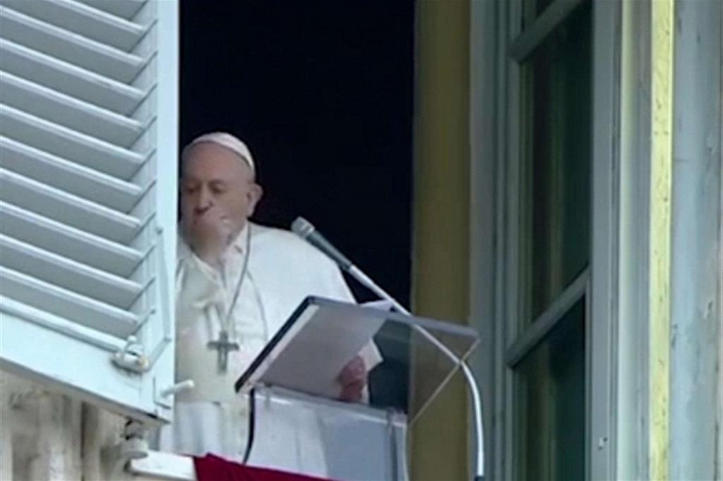 Papa Francesco starnutisce durante l'Angelus di domenica scorsa