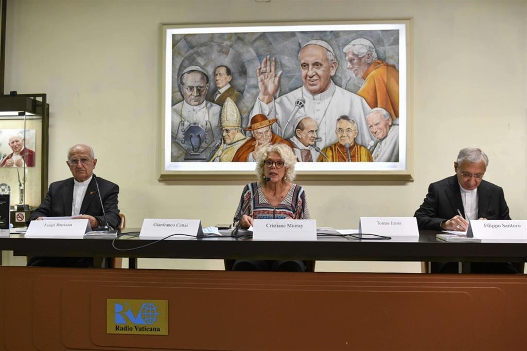 Da sinistra Cattai Murray e Santoro ieri mattina nella Sala Marconi della Radio Vaticana