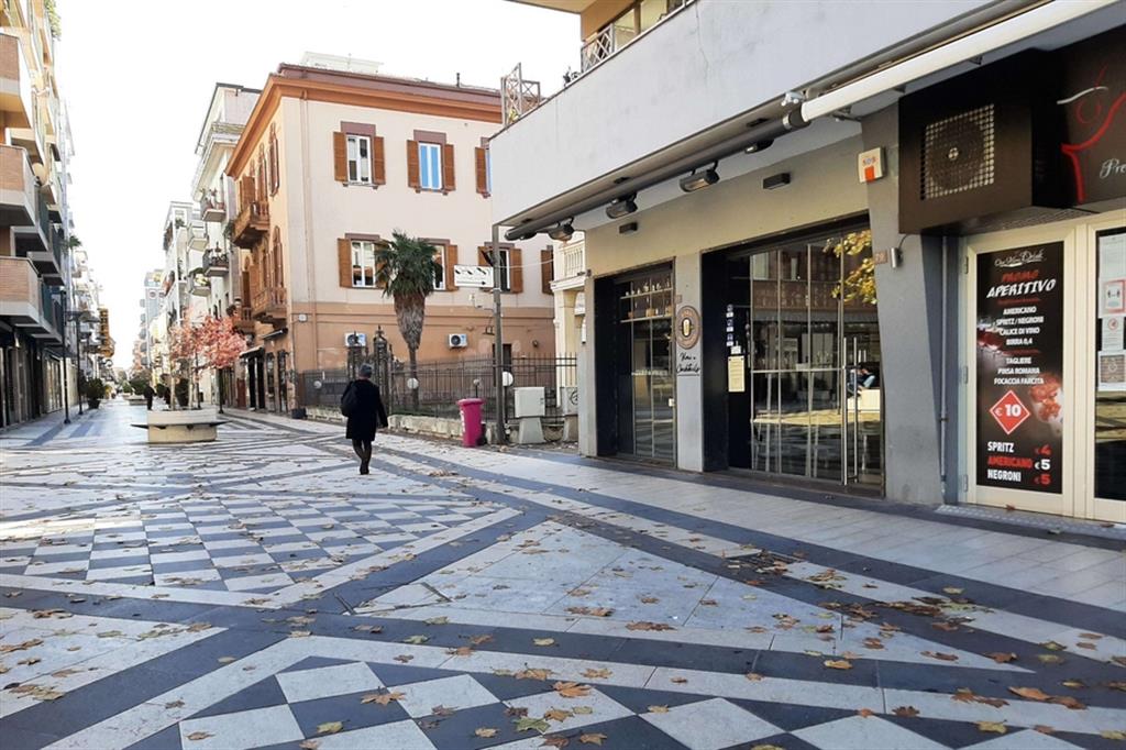 Pescara, piazza Muzii deserta dopo l'ordinanza che ha inserito l'Abruzzo in zona rossa
