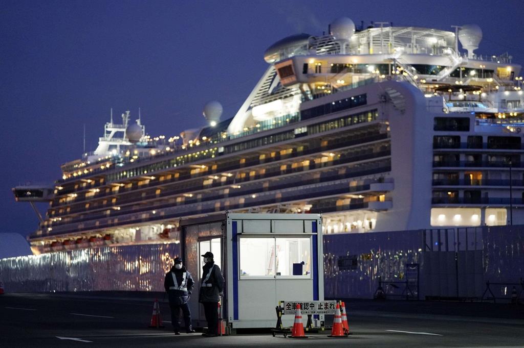 La nave da crociera Diamond Princess ferma nel porto di Yokohama, in Giappone