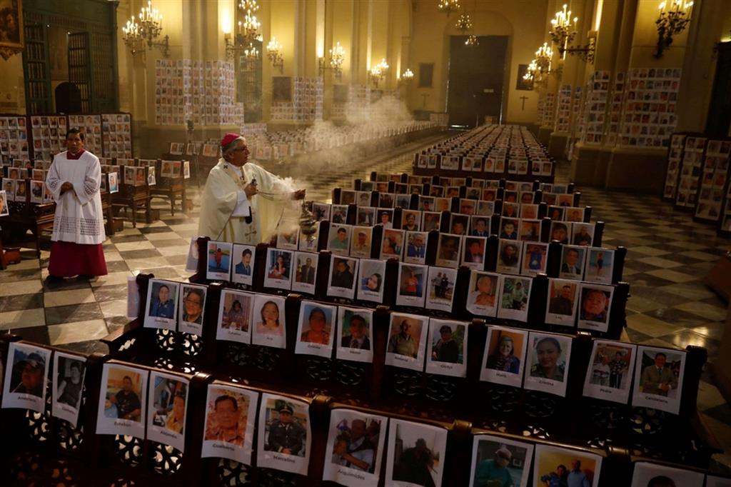 Nella cattedrale di Lima le foto delle vittime del coronavirus