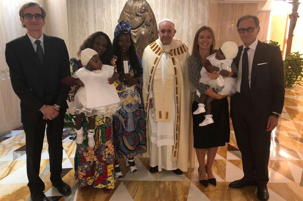 Il Papa ha battezzato le gemelle siamesi separate al Bambino Gesù
