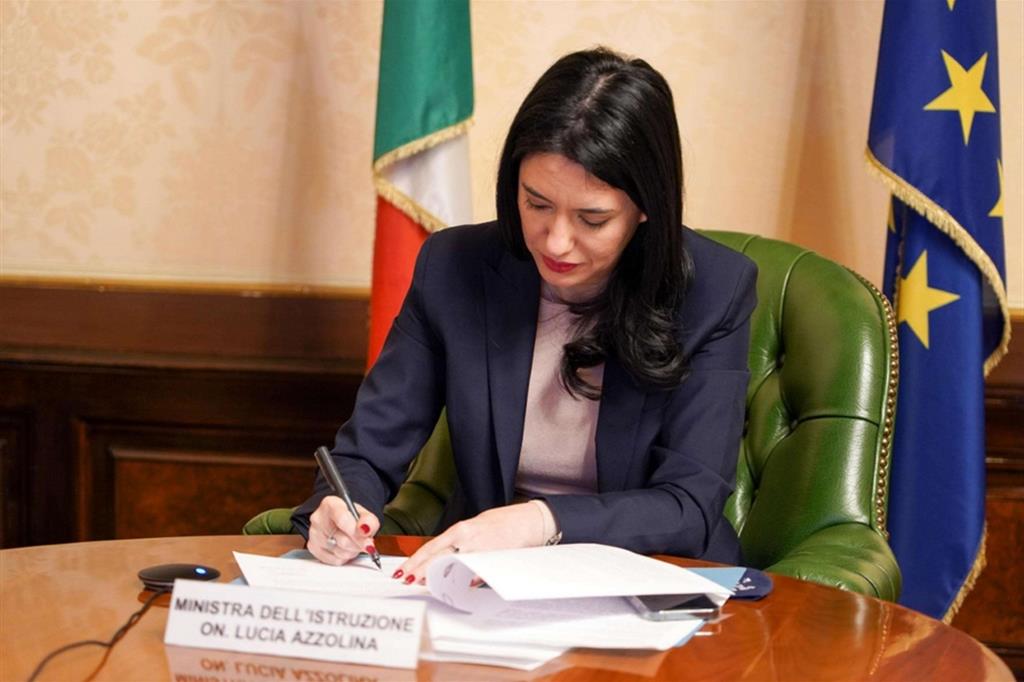 La ministra Lucia Azzolina firma l'intesa con la Cei