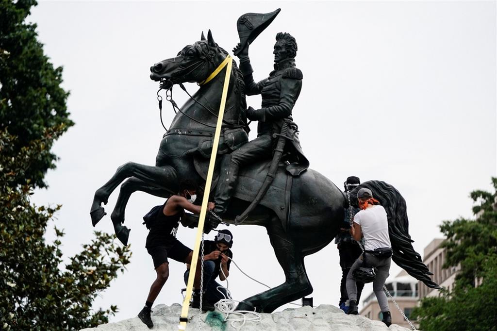 Manifestanti a Washington cercano di abbattere la statua del presidente Andrew Jackson, accusato di razzismo, nel giugno scorso