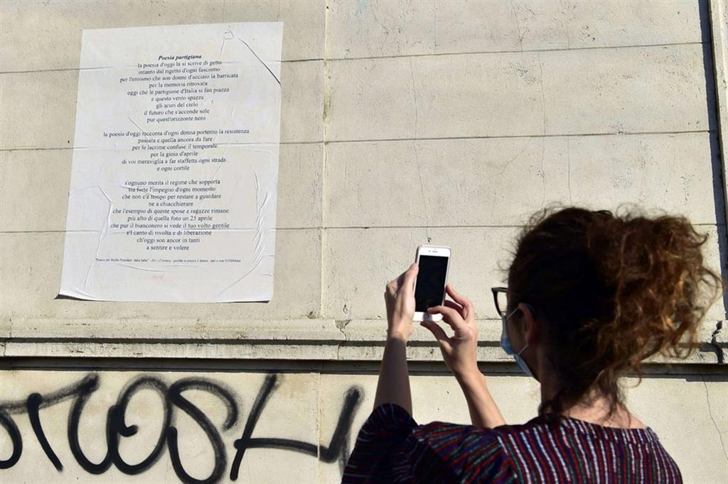 Una poesia appesa sul muro di un palazzo di Milano nel giorno della commemorazione del 25 aprile